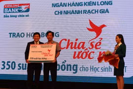 Ngân hàng Kiên Long trao tặng 5.350 suất học bổng "Chia sẻ ước mơ"