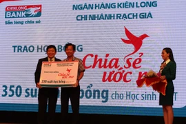 Ngân hàng Kiên Long trao tặng 5.350 suất học bổng "Chia sẻ ước mơ"