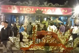 Trắng đêm đi lễ đền Trần cầu may mắn, bình an