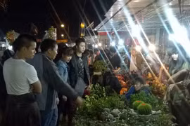 Người dân đổ về chợ Viềng Nam Định chờ khai hội