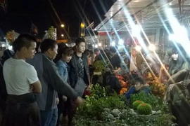 Người dân đổ về chợ Viềng Nam Định chờ khai hội