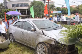 Va chạm với xe máy, xe ô tô "phi" lên vòng xuyến cày nát cây cảnh