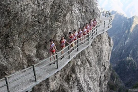 Thót tim với dàn người đẹp mặc bikini tạo dáng ở độ cao 2.000m