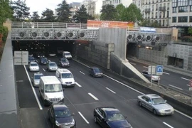 Bị giật túi trang sức 5,4 triệu USD trong lúc tắc đường