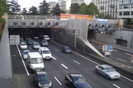 Bị giật túi trang sức 5,4 triệu USD trong lúc tắc đường