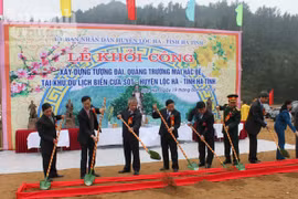 Xây dựng đền thờ, tượng đài và quảng trường Mai Hắc Đế