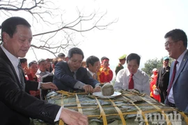 Dâng cặp bánh chưng 700kg cúng anh linh thân mẫu Chủ tịch Hồ Chí Minh