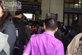 Người dân Hải Phòng ùn ùn ra ga tàu, đổ về Hà Nội