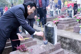 Chủ tịch nước dâng hương tưởng nhớ liệt sĩ bảo vệ biên giới phía Bắc