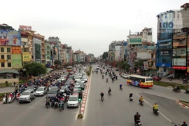 Đường phố Hà Nội thông thoáng trong ngày làm việc đầu tiên của năm mới Bính Thân
