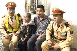 Cảnh sát giao thông giúp bà cụ 85 tuổi đi lạc 