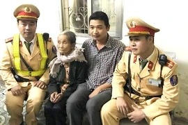 Cảnh sát giao thông giúp bà cụ 85 tuổi đi lạc 