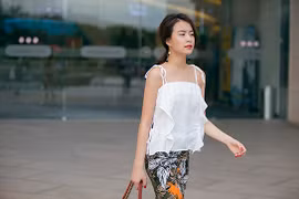 Hoàng Thùy Linh năng động xuống phố