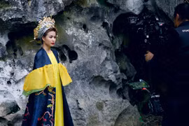 Hoàng Thùy Linh ngủ gật khi quay MV "Bánh trôi nước"