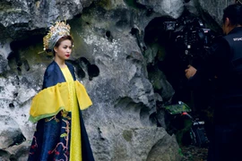 Hoàng Thùy Linh ngủ gật khi quay MV "Bánh trôi nước"