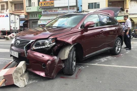 Xế hộp hạng sang gần 4 tỷ đồng "đại náo" trên cầu Calmette