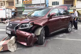 Xế hộp hạng sang gần 4 tỷ đồng "đại náo" trên cầu Calmette