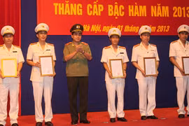 Trên 5.500 sỹ quan, CBCS Công an Hà Nội được thăng cấp bậc hàm, nâng lương