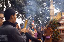 Người Hà Nội nô nức đi lễ cầu an