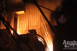 Hãi hùng cảnh ngôi nhà cháy rực, giữa đêm tối mịt mùng