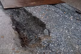 Hà Nội: “Hố tử thần” xuất hiện sau mưa rào