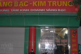 Chế mìn giả dọa cho nổ tung cửa hàng vàng