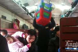 Vui như ngồi ghế nhựa đi tàu Tết