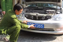 Truy đuổi Camry biển 80B lắp còi ủ... "dởm"