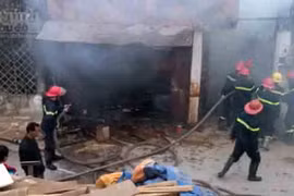 5 xe chữa cháy cứu xưởng mộc bốc phát hỏa