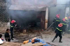 5 xe chữa cháy cứu xưởng mộc bốc phát hỏa