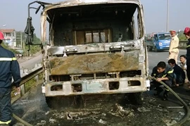 Xe tải "hóa tro" trên cầu Thanh Trì