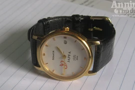 Lẻn vào phòng chuyên gia nước ngoài “nhặt” đồ