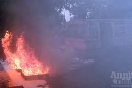 Giải cứu hàng chục người mắc kẹt trong vụ cháy xe khách