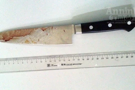 Nửa đêm xông vào đánh người, một thanh niên bị xiên đứt lưỡi