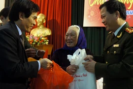 CATP Hà Nội và UBND quận Đống Đa chúc Tết, tặng quà giáo dân