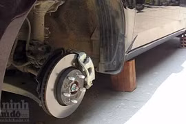 Hai “xế hộp” bị vặt 4 bánh trong đêm