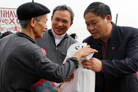 CATP Hà Nội chúc Tết, tặng quà nhân dân, giáo dân nghèo ven sông Hồng