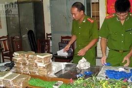 Khen thưởng việc bắt gọn trùm ma túy găm súng K59