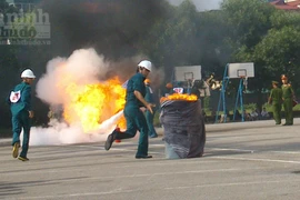 Gần 200 người dân thi tài chữa cháy