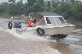 CSGT đường thủy phối hợp tìm xác nạn nhân bị bác sỹ phi tang xuống sông