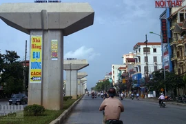 Rao vặt "nhức mắt" trên các trụ đường sắt Cát Linh - Hà Đông