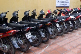 Ba chiếc xe máy đang chờ chủ nhân đến nhận