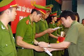 CAQ Hoàng Mai: 200 CBCS được thăng cấp bậc hàm, nâng lương