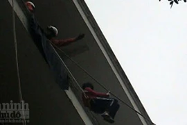  Ngoạn mục màn cứu người mắc kẹt trên cao… trong 2 phút