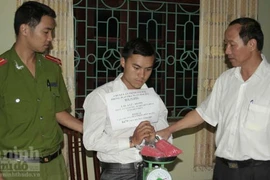 Yên xe máy chứa gần 9.000 viên "thuốc lắc"