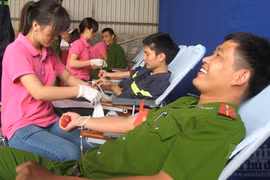 "Giọt máu nghĩa tình vì đồng đội thân yêu"