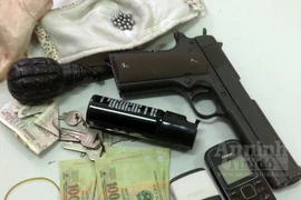 Bắt gọn tên cướp tay nổ súng, tay lăm lăm lựu đạn