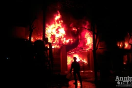 Cháy dữ dội ven Quốc lộ 6