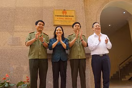 Gắn biển công trình kỷ niệm 65 năm ngày Chủ tịch Hồ Chí Minh ra "Lời kêu gọi thi đua ái quốc"