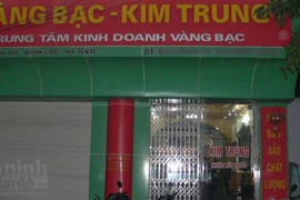 Chế mìn giả dọa cho nổ tung cửa hàng vàng